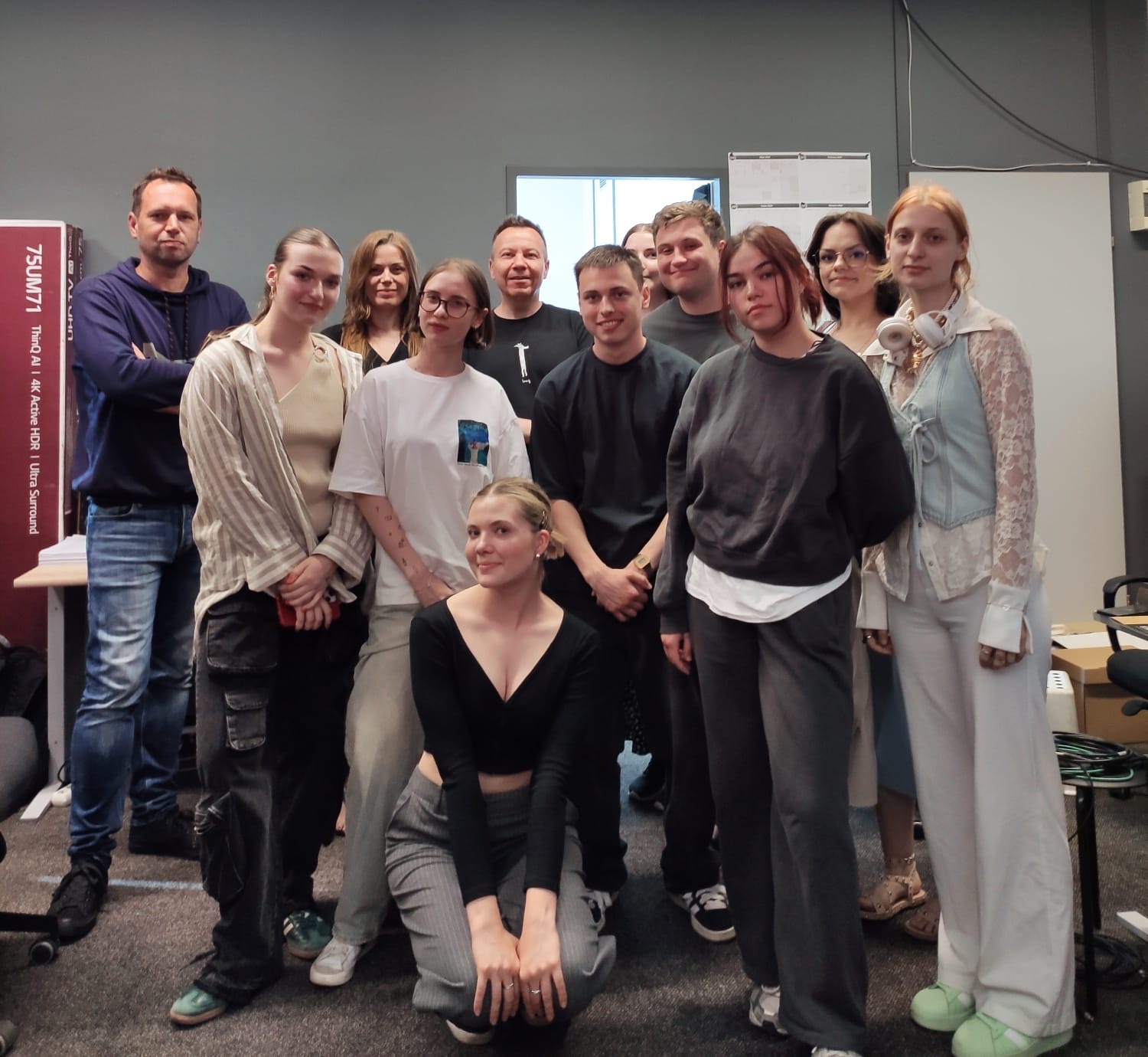 Studenci i wykładowcy Instytutu Literatury i Nowych Mediów w szczecińskiej redakcji Polsat News