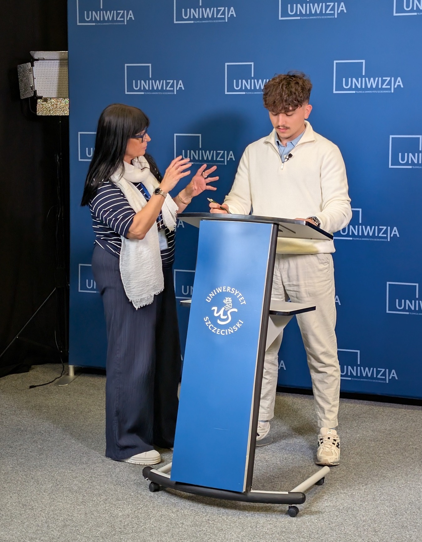 Studenci dziennikarstwa w studiu Uniwizji