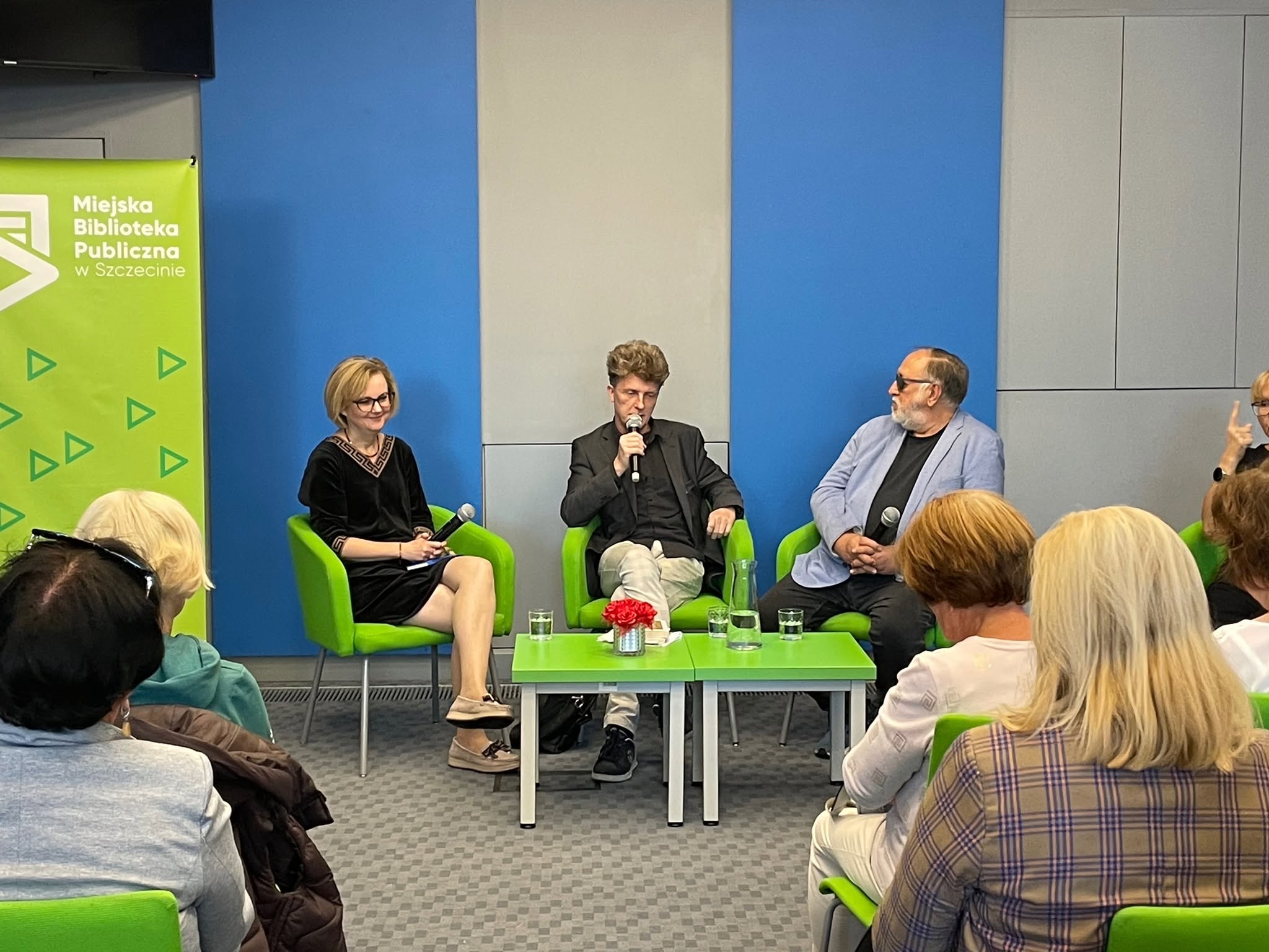 Prof. Tatiana Czerska oraz prof. Piotr Krupiński na spotkaniu z Arturem Danielem Liskowackim