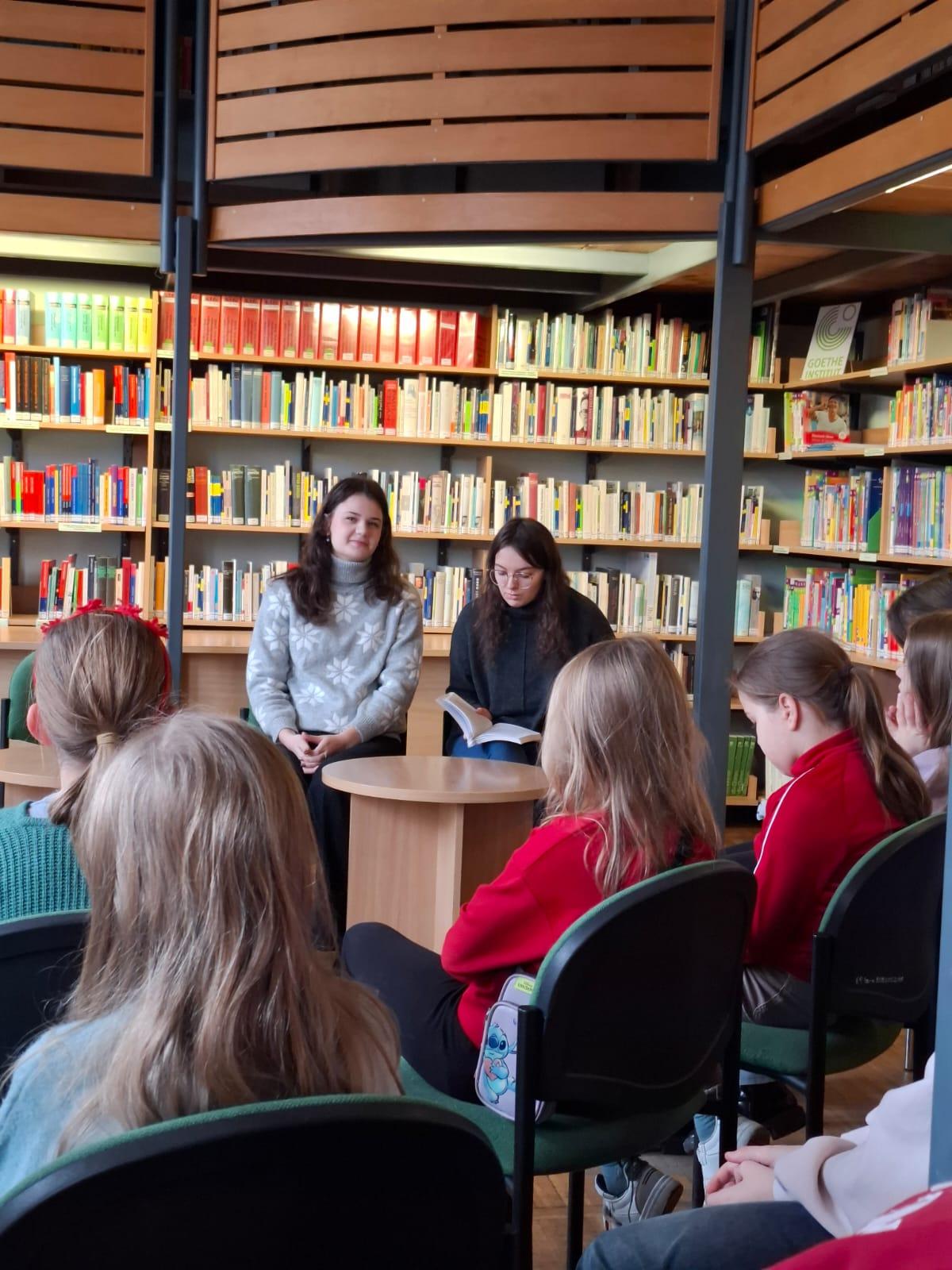Studentki z Koła Germanistów ZUNGE czytają dzieciom SP 47 w Książnicy Pomorskiej